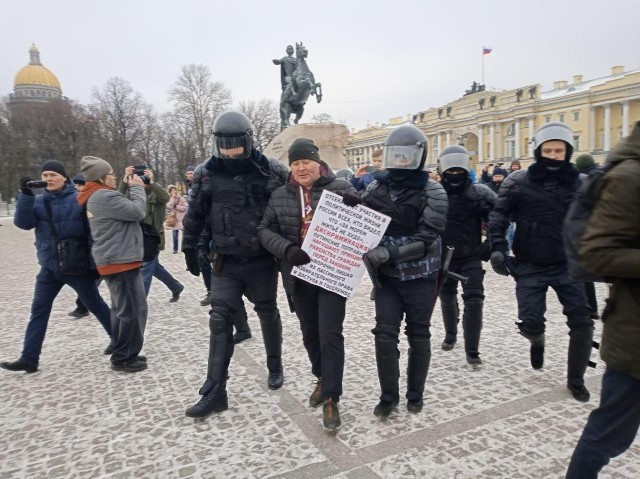 На Сенатской площади в Петербурге проходят задержания активистов, вышедших на пикеты против поправок в Конституцию