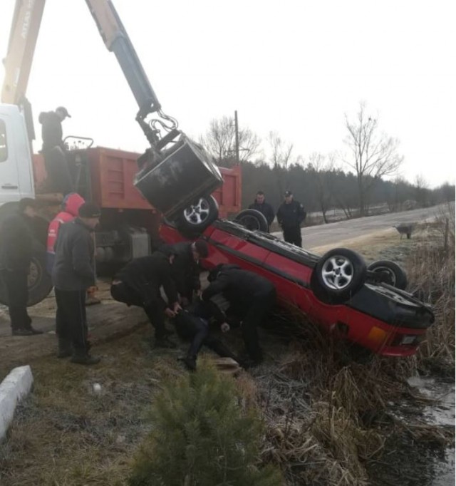 Во Львовской области автомобиль упал в озеро, погибли четверо молодых парней