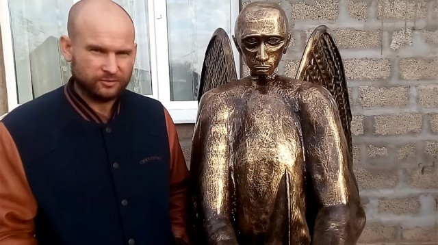 Что с лицами? В Любани установили крайне необычный арт-объект