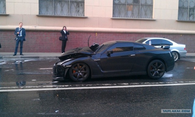 Обгон справа. Nissan GTR