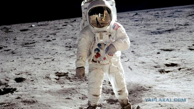 Китайцы заподозрили США во лжи с высадкой на Луне из-за скафандров NASA