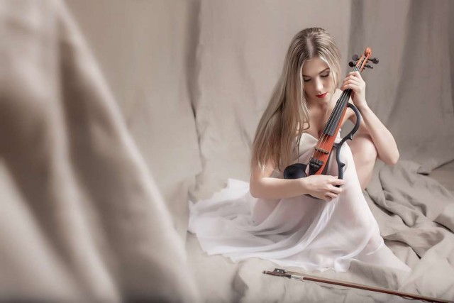 Достала ваша политика.  Девушки музыкальные
