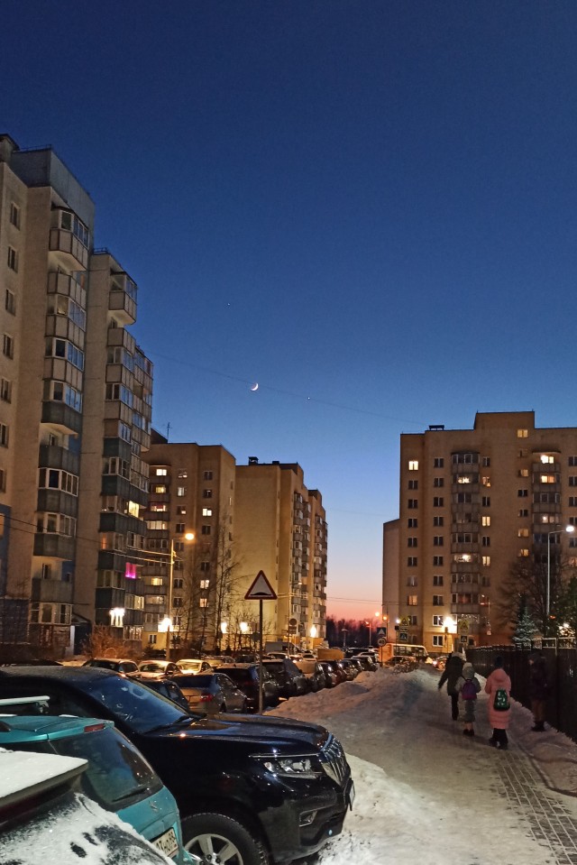 Сегодня и завтра на закате: Юпитер, Луна и Венера будут сиять на фоне вечерней зари