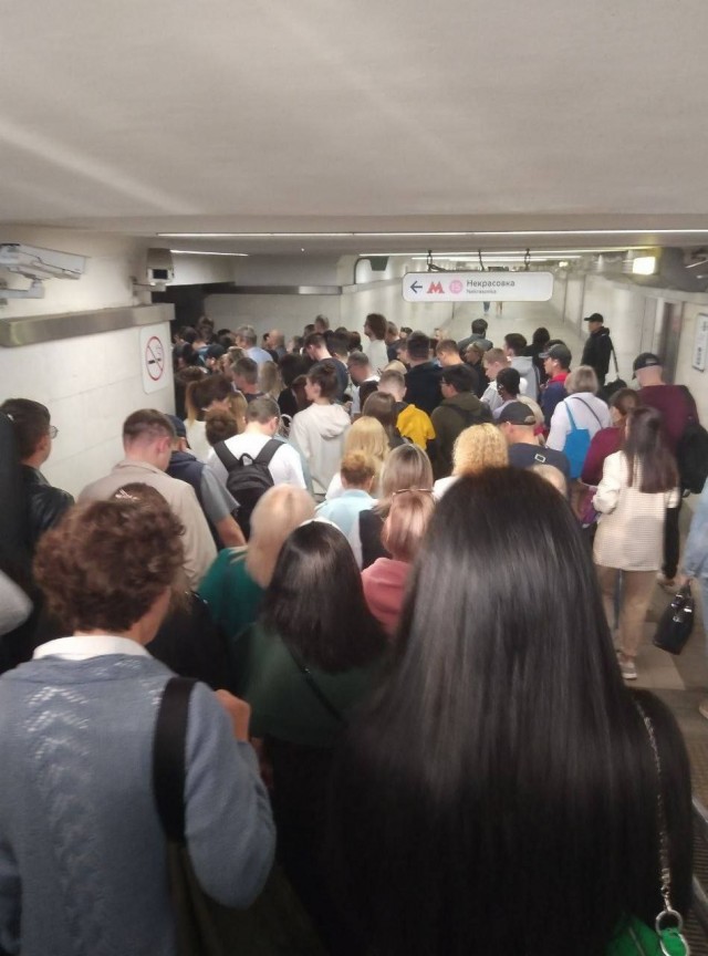 «Первый учебный понедельник»: жители Москвы и Петербурга делятся кадрами первых осенних «пробок» в метро