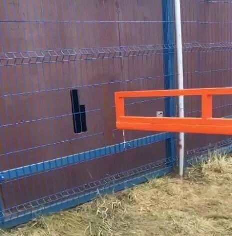 Маленький долбан испортил жизнь человеку