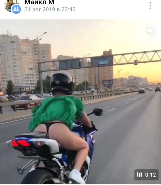 Отличный байк у нее