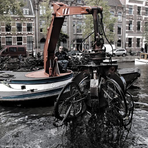 Почему в Амстердаме выбрасывают велосипеды в воду.