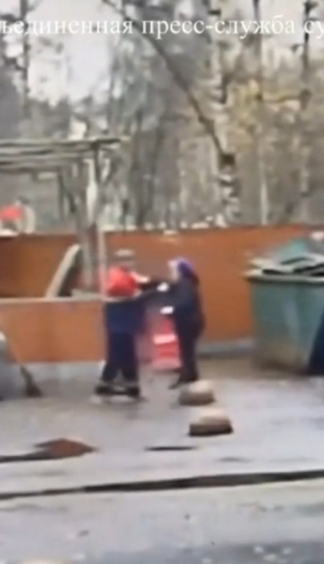 В Питере боевая бабушка избила коммунальщика тележкой у мусорных баков. Женщина была недовольна его работой