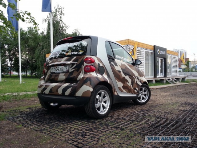Большой мужчинка на маленькой машинка.