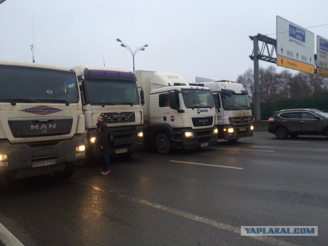 Дальнобойщики начали перекрывать МКАД 04.12.15