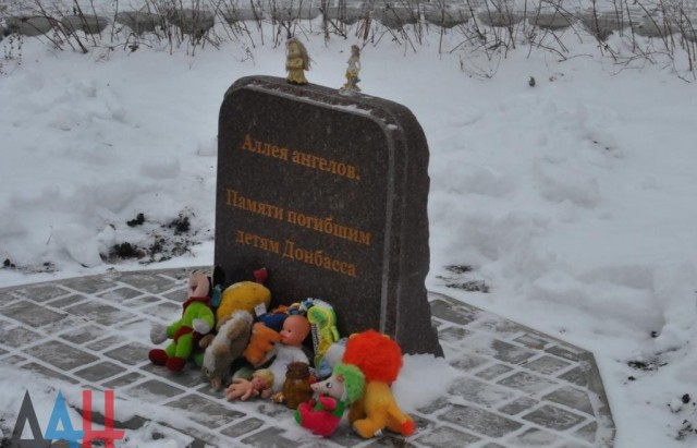 На Аллее ангелов в Донецке почтили память детей