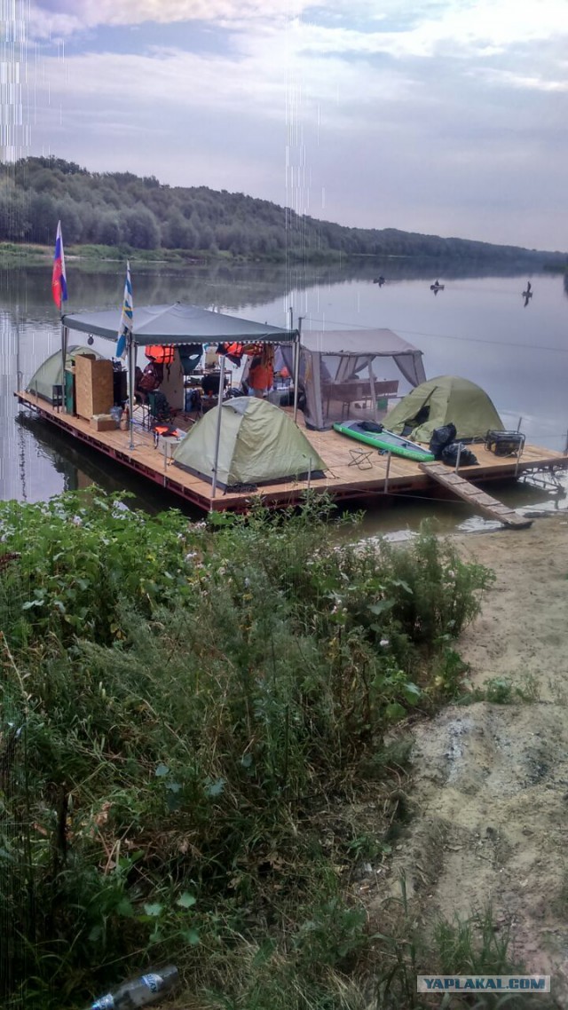 На Алтае пенсионер 10 дней плыл к сыну в Барнаул на самодельном плоту и застрял у моста