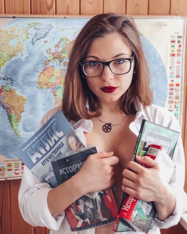 Девушки одетые, нормально зачехленные, но очень сочные