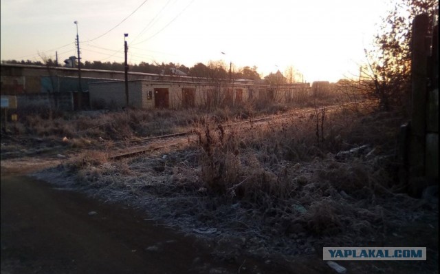 РЖД отрежет от цивилизации поселок в Подмосковье, закрыв ж/д переезд. Говорят, его не существует!