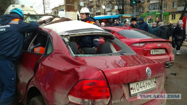 В Твери иномарки вылетели на тротуар в толпу людей.