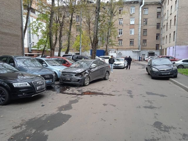 В Москва пьяная девушка разбила 7 автомобилей, пока пыталась припарковаться во дворе