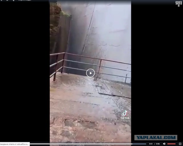 Первый за много лет сброс воды на дамбе