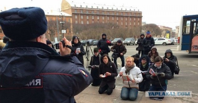 Беженцы из курского приграничья собрались на Красной площади в центре Курска на митинг из-за ситуации с жильём