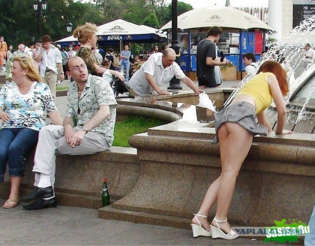 Летние девушки в мини юбках и не только