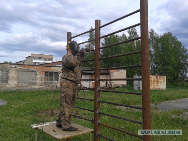 Мегарукажопим спортивную площадку.