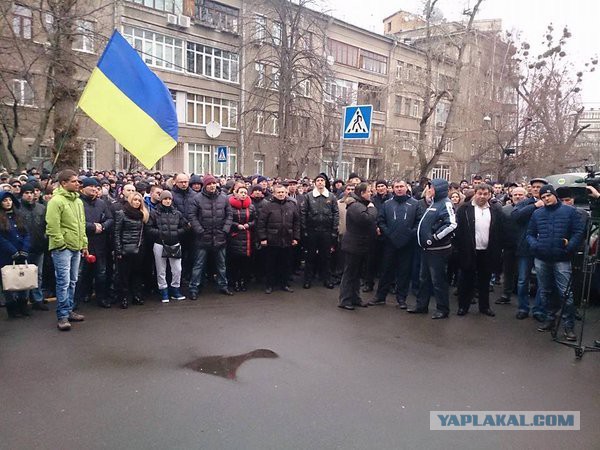 В Киеве у здания МВД сотни полицейских