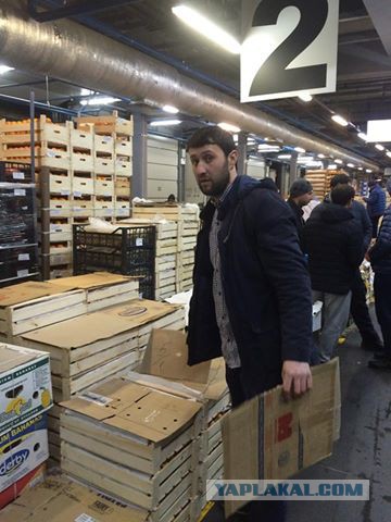 Продавец хурмы из Узбекистана подарил детскому дому в Москве фрукты, чем всколыхнул соцсети.