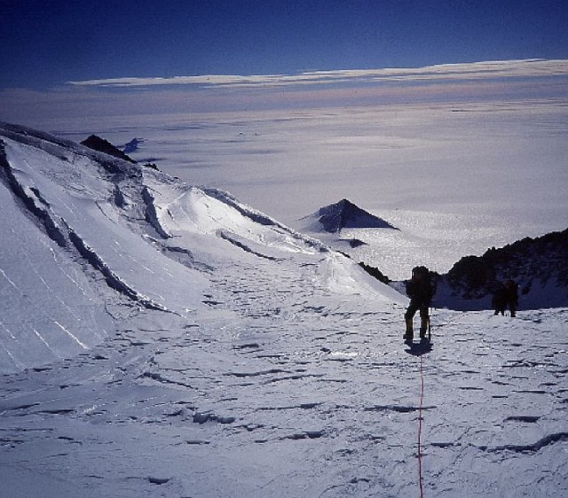 В Антарктиде из-под снега выглянула «летающая тарелка»
