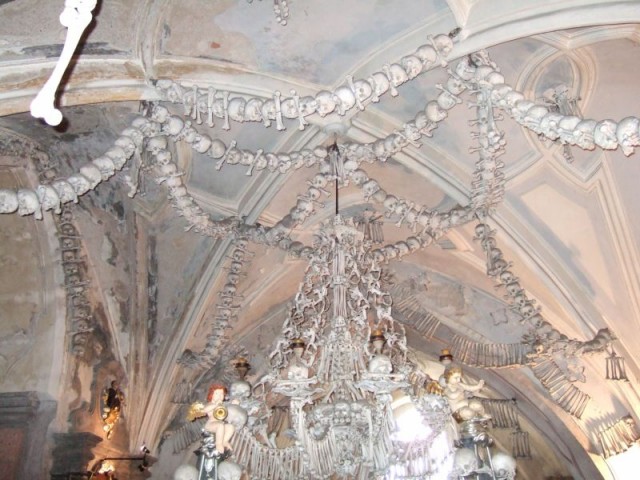 Церковь из костей (14 фото)