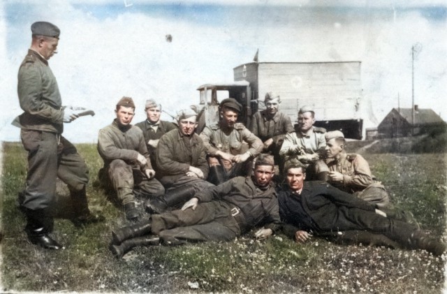 Нейросеть на хаялву раскрашивает фото к 9 мая