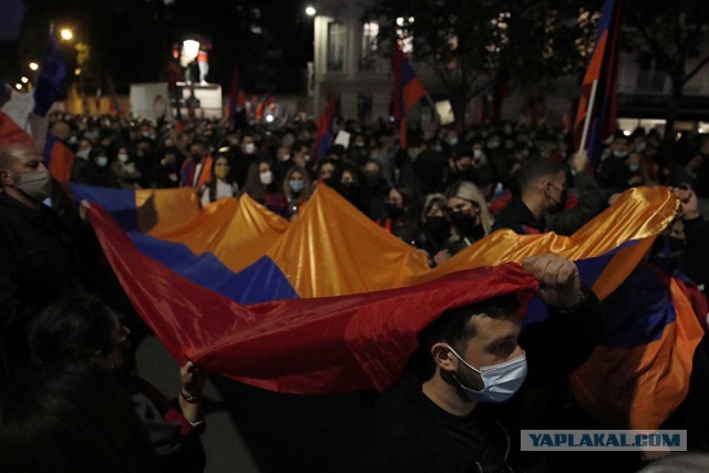 Комментарии читателей Le Figaro  под статьёй о демонстрации армян в Париже