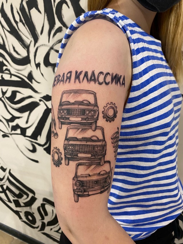 Это очередь на бесплатную татуировку в тату-салон на Трехпрудном переулке в Москве