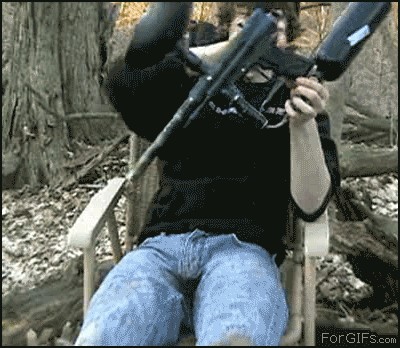 Ну кто же так пистолет разряжает