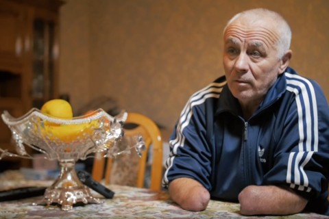 «Сдавливал пальцами шею». В Нальчике инвалид без рук осужден за избиение омоновцев