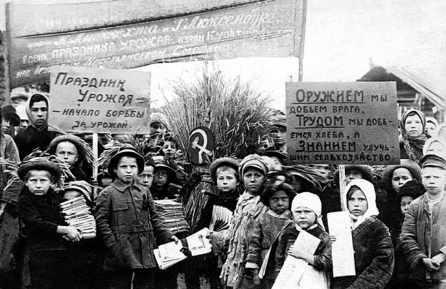 Работа и быт в предвоенной деревне в черно-белых фотографиях