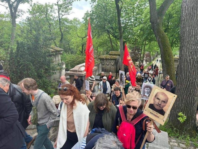 Бессмертный полк шагает по планете.