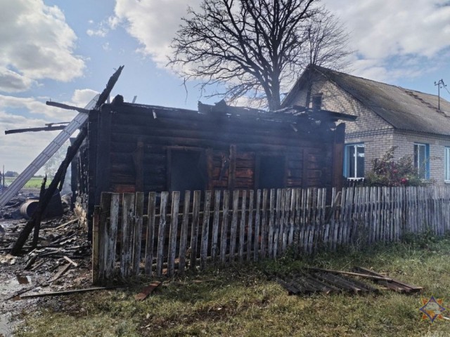 Внук решил запечь картошку по рецепту из интернета: сжег 5 построек во дворе у бабушки