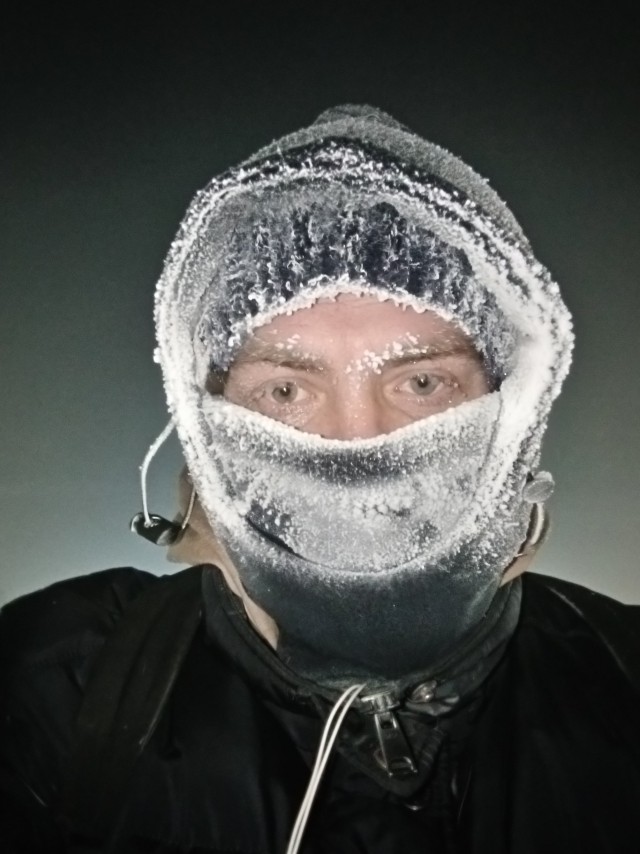 Он замерз