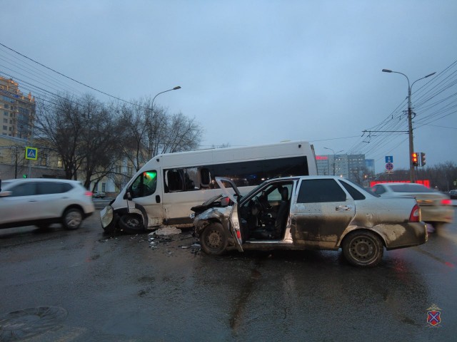 Сегодня ранним утром в центре Волгограда "Приора" влетела в маршрутку