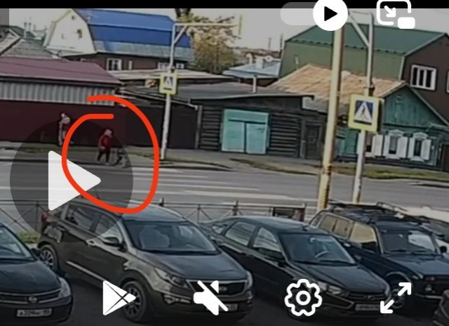 Лихач на иномарке снес двухлетнего малыша в Омске