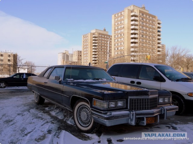 Старые автомобили на улицах Нью-Йорка