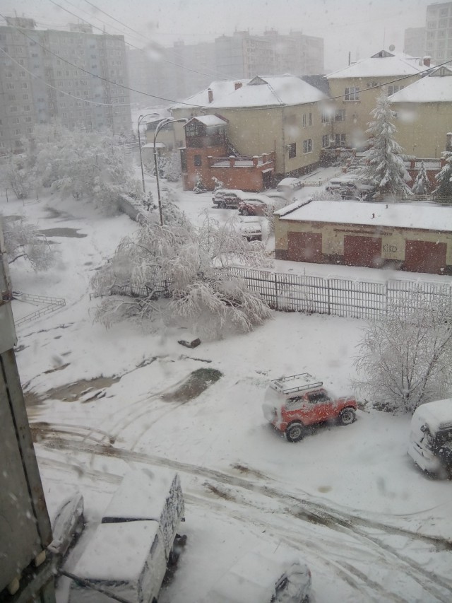 А за окошком месяц май...