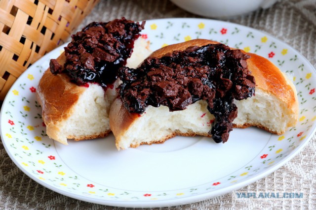Ватрушки со смородиной и шоколадом