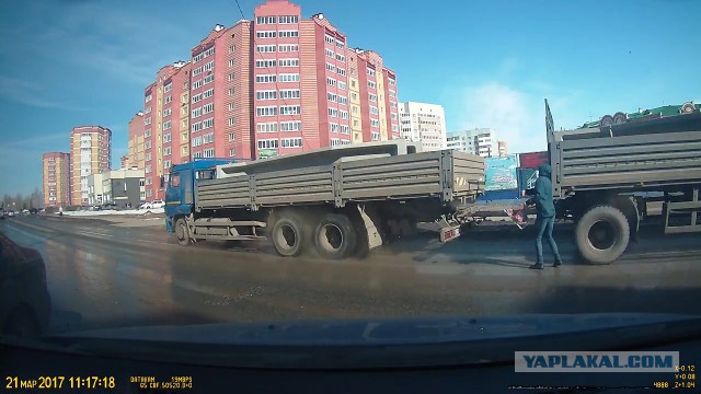 Пешеход с корзиной продуктов врезался в грузовик
