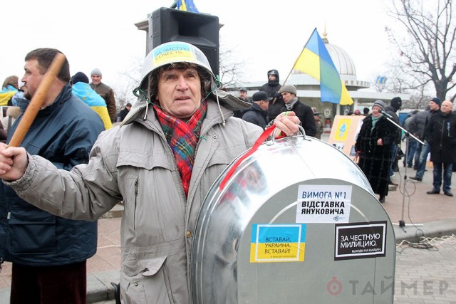 По-моему, ей никто не объяснил, как нужно пользоваться кастрюлями
