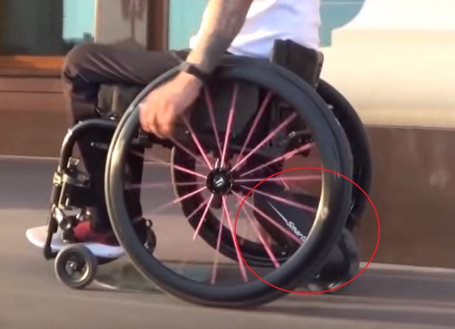 Американец во время ЧМ-2018 подарил россиянину инвалидное кресло за 600 тыс. рублей