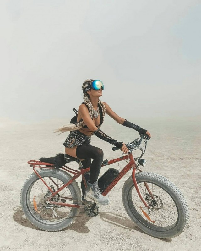 Девчули с фестиваля Burning man