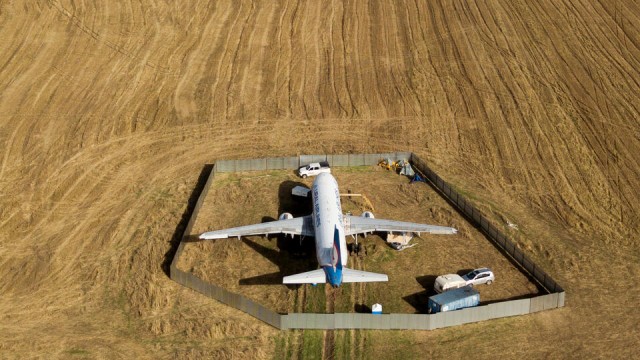 Пилотов «Уральских авиалиний», посадивших А320 в поле под Новосибирском, попросили уволиться.