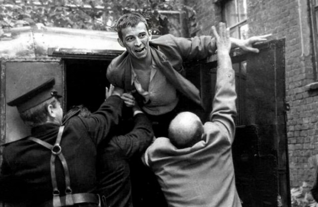 Как трое бандитов напали на бывшего советского снайпера, ветерана Великой Отечественной.