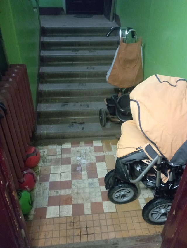 Жительница Саларьево продала детскую коляску соседей, стоявшую в подъезде
