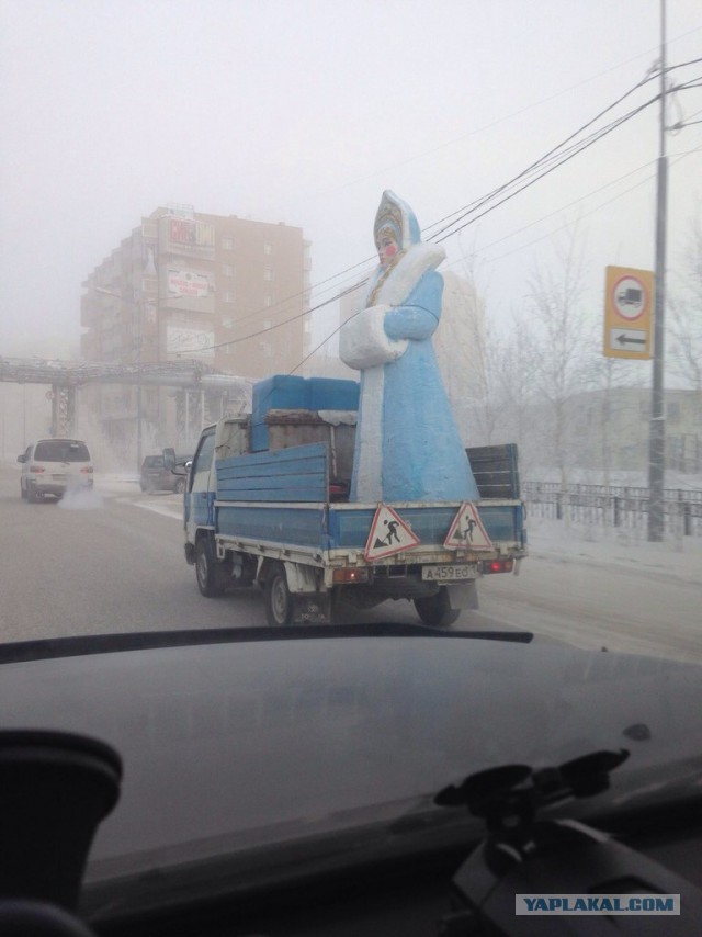 Девушку на наших глазах запихали в кузов!